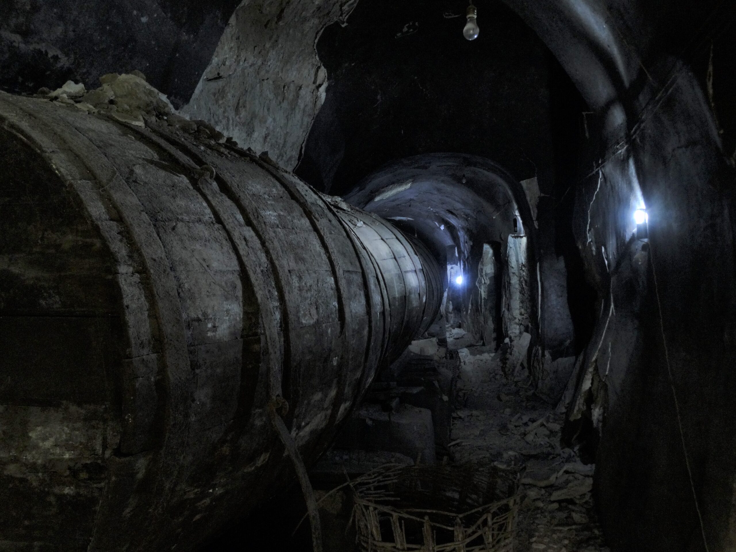 Bodega, nave inferior, cubas, escombro